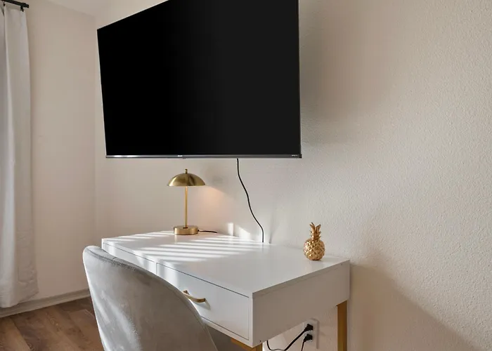 Modern And Spacious One Bedroom In With Pool *
