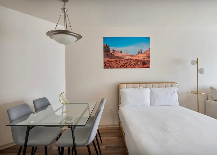Modern And Spacious One Bedroom In With Pool *