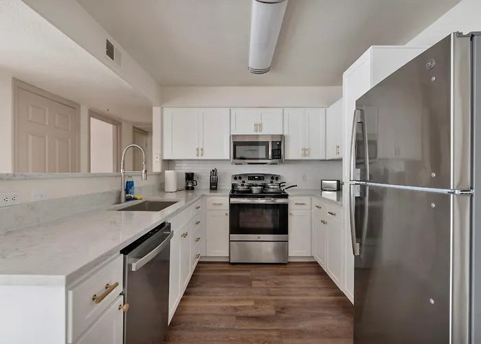 Modern And Spacious One Bedroom In With Pool Apartment *